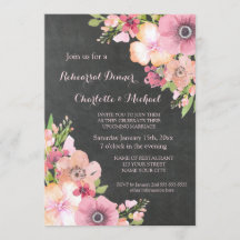 素朴な黒板のピンクの花のリハーサルの夕食