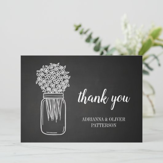 素朴な黒板のメーソンジャーの花は感謝していしています サンキューカード (スタンド正面)