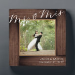 素朴なMr. & Mrs. ウェディングエレガントスクリプト写真 フォトプラーク<br><div class="desc">このデザインは、擬似的な素朴な木の「フレーム」を特徴としています。テキストを変更する柔軟性を高めるために、カスタマイズボタンをクリックしてください。このデザインのバリエーションや異なる紙の種類、および調整された製品は、当社のショップzazzle.com/store/doodleluluでご覧いただけます。独自のマッチングアイテムを作成するために、このデザインを特定の製品に適用する必要がある場合は、お問い合わせください！ 2 june bugsによるDoodleLuluのデザインをご覧いただき、誠にありがとうございます！</div>