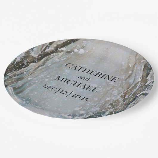 素朴ほこりっぽい青い冬の森の水の色結婚の ペーパープレート (アングル)