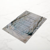 素朴ほこりっぽい青い冬の森の水の色結婚の 箔招待状 (回転した状態)