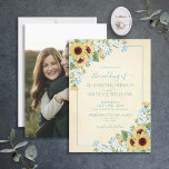 素朴ほこりっぽい青ひまわりフローラ結婚写真 招待状<br><div class="desc">暖かいトレンディーのヒマワリとホコリしたブルーウォーターのカラーフローラデザインで完璧な結婚式招待状を作成する手書き文字のタイポグラフィ。招待状の背面には、あなたの婚約写真がお気に入りの含まれている。一致連絡製品の設計者。著作権エレガント招待状、すべての権利を留保。</div>