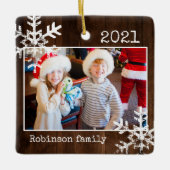 素朴ウッドフォト縁どホワイトスノーフレークスホリデー セラミックオーナメント (正面)