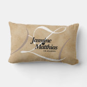 素朴エレガントヴィンテージモノグラム結婚Burlap ランバークッション (裏面)