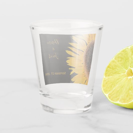 素朴エレガント黄色ひまわり結婚の ショットグラス (裏面)