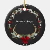 素朴クリスマスアントラーリースホリデーカスタム セラミックオーナメント (裏面)