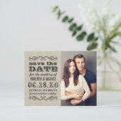 素朴タイポグラフィ結婚の写真の日付の保存 案内ポストカード (スタンド正面)