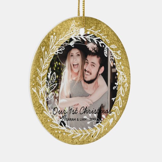 素朴モダンなカップルが私たちの最初のクリスマスの写真 セラミックオーナメント (右)
