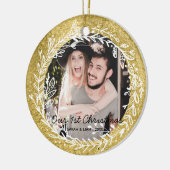 素朴モダンなカップルが私たちの最初のクリスマスの写真 セラミックオーナメント (左)