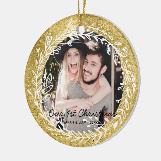 素朴モダンなカップルが私たちの最初のクリスマスの写真 セラミックオーナメント (左)
