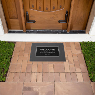 素朴モダンなダークグレーの黒い歓迎ファミリー名 ドアマット