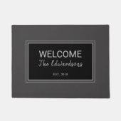 素朴モダンなダークグレーの黒い歓迎ファミリー名 ドアマット (正面)