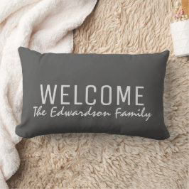 素朴モダンなダークグレー歓迎ファミリーモノグラム ランバークッション