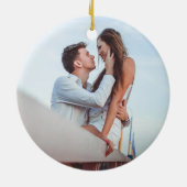 素朴リース写真初めてのクリスマス婚約した セラミックオーナメント (裏面)