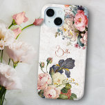 素朴ヴィンテージパーソナライズされたバラとアイリス iPhone 15ケース<br><div class="desc">美しく、時代を経ずエレガント、ピンクと白芸術的のバラ、牡丹と繊細な葉を持つ紫の髭のある虹彩のスプレー。カスタマイズ用の編集可能な文字フィールドと軽い動揺してアンティークの白いテクスチャ背景を含む。</div>