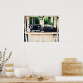 素朴ヴィンテージラジオ及び風化スーツケース ポスター (キッチン)