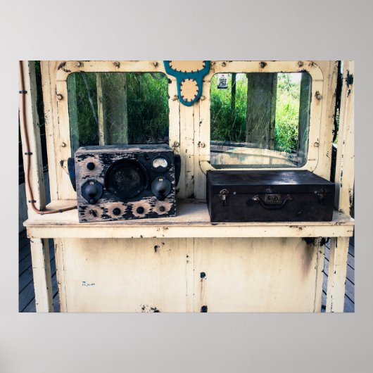 素朴ヴィンテージラジオ及び風化スーツケース ポスター (正面)