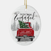 素朴初めてのクリスマス婚約したヴィンテージレッドトラック セラミックオーナメント (右)