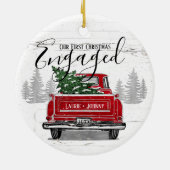 素朴初めてのクリスマス婚約したヴィンテージレッドトラック セラミックオーナメント (裏面)