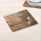 素朴動揺してな納屋の木かわいいミツバチ スクエアペーパーコースター (アングル)