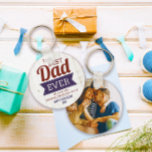 素朴最高のパパEver Father's Day写真 キーホルダー<br><div class="desc">この祝独特のデザインを持つパパエバーの写真キーチェー最高のンで、あなたの人生の中で注目すべき男。このカスタムパパ贈り物は、素朴でスタイリッシュ美しい美しさが完璧にあなたの感謝を包み込む。心のこもったメッセージ「最高のパパEver」で飾られた、このキーチェーンはパーソナライズされた、あなたの選択した写真を含め、感傷的な宝に変えるtouchを提供すシンプルる。Myliniデザインの愛で設計されたクラフトの真の目利き、あなたは完璧な品質と詳細への注意で安心できる。キーチェーンは機能的なアクセサリーとして機能するだけでなく、貴重な絆と共有された思い出を常に思い出させる役割を果たす。おもし客様は支援を必要とするか、より一致する項目を探索したい感じが、いつでも連絡を取るために自由に手を出す。なぜ待つ？パパの日を照らし買て、今では、この完璧な愛の贈り物を精密で巧みに作り気にている。</div>
