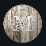 素朴木モノグラムの ダーツボード<br><div class="desc">風化した古いボードの詳細な波止場。長年にわたり太陽や湿気や塩にさらされてきた美しい板に、木目、節、老化を示す。風化した外観でカスタムモノグラムを追加しレースのようて得、あなたは素朴でシックな洗練された女性のカーボーイタイプのカントリー音楽を愛する恋人のためのシックな優雅さを持っている。</div>