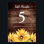 素朴花結婚病 テーブルナンバー<br><div class="desc">あなたの夏または秋の結婚式のためのエレガントな結婚式のテーブル番号！納屋の木の背景に水の色のひまわり。このテンプレートテーブル番号カードを田舎のテーマに使結婚用するこの製品カスタマイズは、ユーザ独自の名前と各テーブル番号を追加して使用する。美しいイエローフローラデザイン。</div>