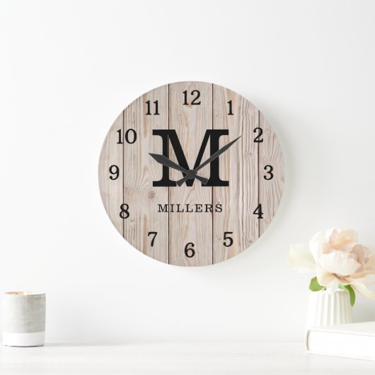素朴薄茶色の木のファミリ名モノグラムの ラージ壁時計 (ホーム)