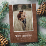 素朴Brown Winter Christmasの写独身の真 シーズンカード<br><div class="desc">このシンプルと素朴な休日のデザインは最高の、茶色の素朴な紙のテクスチャーとヴィンテージのスクリプト文字の単語"メリークリスマス"の上にあなたのポートレート写真を特色とする。農家のスタイルグリーティングカードに最適。テンプレートを使用し最高のて、写真、家族の名前、年を簡単に追加。背面または背面に個人メッセージを離れ追加空白のする。フォトカラーパレットに合わせて使用できるその他の色要救済求カスタムかcitronelladesign@gmail.comに書メールを送信して下さい</div>