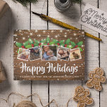 素朴Country Winter Happy Holidays写真 シーズンカード<br><div class="desc">田舎をテーマにしたクリスマスホリデーカード素朴な木の背景、パーソナライズするための5枚の写真のコラージュ、フェスティバルのホリー、雪、文字列のライト、書道の書体で"ハッピーホリデー"の単語、あなたの家族の名前、年。</div>