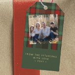 素朴plaid photo christmas family holiday ギフトタグ<br><div class="desc">赤エレガントスタイリッシュと林松の緑の伝統的タータンチェックパーソナライズされたギフトラベルと家族の写真とカスタムあなたのテキスト。</div>