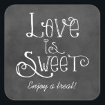 素朴Script Love is Sweet Chalkboard結婚's スクエアシール<br><div class="desc">チョーク魅力的ボードの好意ステッカーは、白いチョークの外観を持つ手書きスタイルフォントにカスタム文字を持つ「愛は甘い」を特徴としている。背景は素朴な黒いボードのテクスチャ付き外観を持つ。</div>