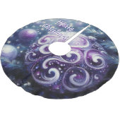 紫お洒落白オーナメント渦巻き ブラッシュドポリエステルツリースカート (アングル)