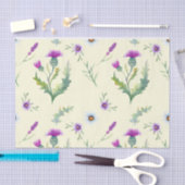 紫かわいらしのアザミの花、黄色の背景 薄葉紙 (クラフト)