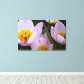 紫かわいらしのエレガントチューリップの花。 キャンバスプリント (インサイチュ (ウッドフロア))