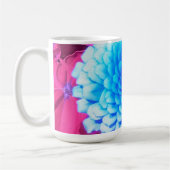 紫かわいらしの夏の庭の青い《植物》百日草 コーヒーマグカップ (左)