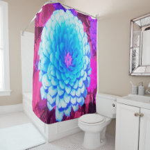 紫かわいらしの夏の庭の青い《植物》百日草