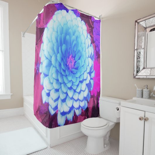 紫かわいらしの夏の庭の青い《植物》百日草 シャワーカーテン (インサイチュ)