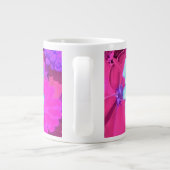 紫かわいらしの夏の庭の青い《植物》百日草 ジャンボコーヒーマグカップ (裏面)