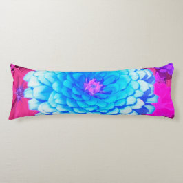 紫かわいらしの夏の庭の青い《植物》百日草 ボディピロー