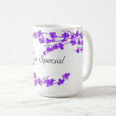紫かわいらしの花 – あなたの特別な コーヒーマグカップ (正面右)