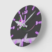 紫かわいらしエレガントの花黒背景 ラウンド壁時計 (傾斜)