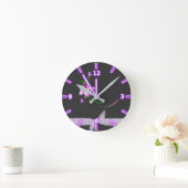 紫かわいらしエレガントの花黒背景 ラウンド壁時計 (ホーム)