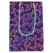 紫かわいらしガーリー蝶の模様の虹色 ミディアムペーパーバッグ (裏面)