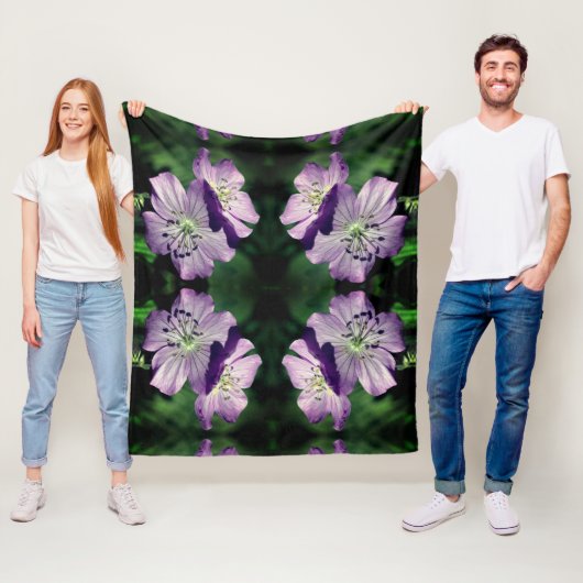 紫かわいらしゼラニウム花対柄フリース フリースブランケット (インサイチュ)