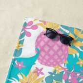 紫かわいらしパイナップルと青い熱帯葉産 ビーチタオル (インサイチュ)