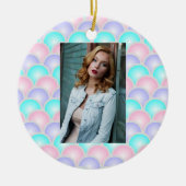 紫かわいらしピンクのアクアブルーのパステルマーメイドはかりで測 セラミックオーナメント (正面)