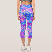 紫かわいらし色の青とライムグリーンの花 カプリレギンス (裏面)