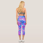 紫かわいらし色の青とライムグリーンの花 カプリレギンス (裏面)