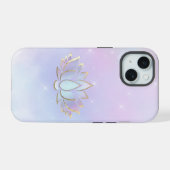 紫がかった青い蓮の花のデザイン iPhone 15ケース (裏面横)